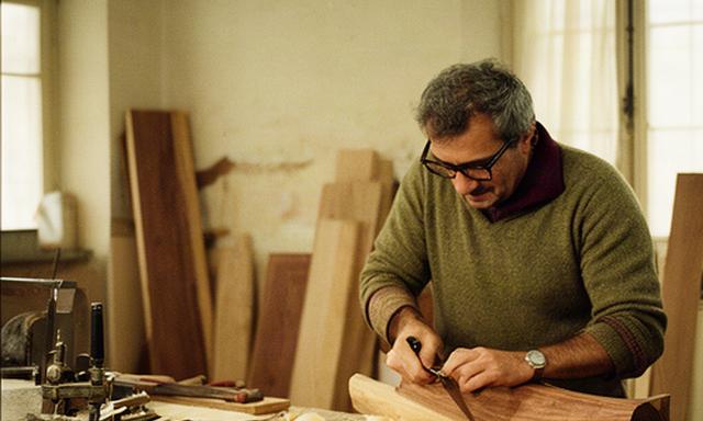 Fondatore della bottega al lavoro nel laboratorio di Resentello nel 1978